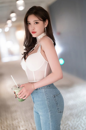 三个男的和一个女的