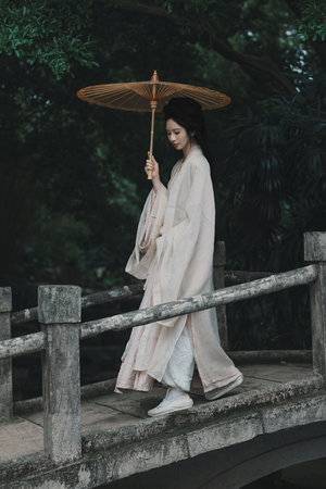 从奶罩边缘伸进去捏奶头