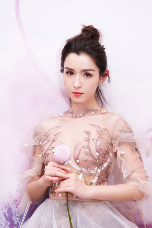 宝宝坐下来自己摇