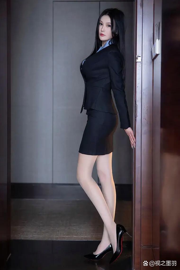 黑丝美腿一把撕开