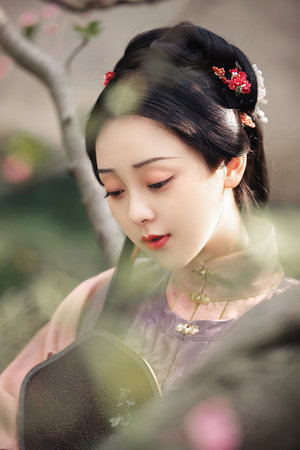 还要胖哥哥的肉棒无套抽插让她喷水