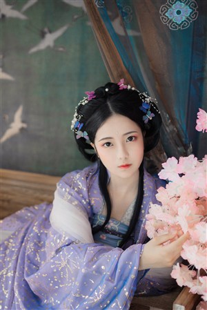 两女一个杯子啥意思